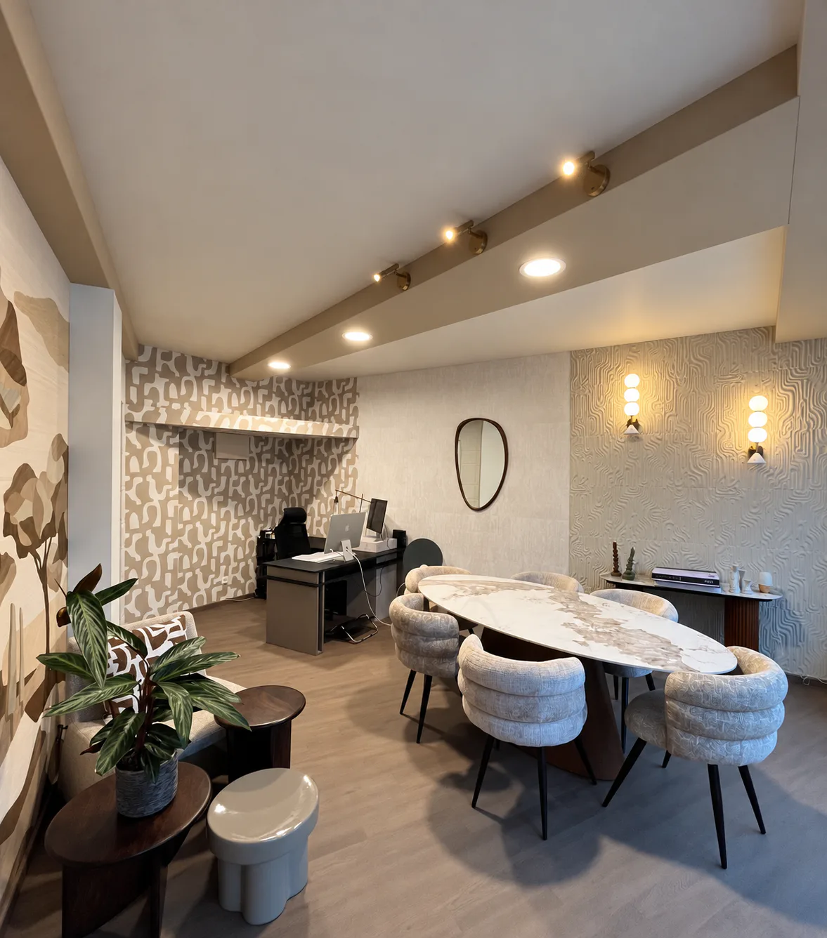 Intérieur du showroom Be Concept Habitat à Saint-Dié-des-Vosges, avec table de présentation, fauteuils et bureau