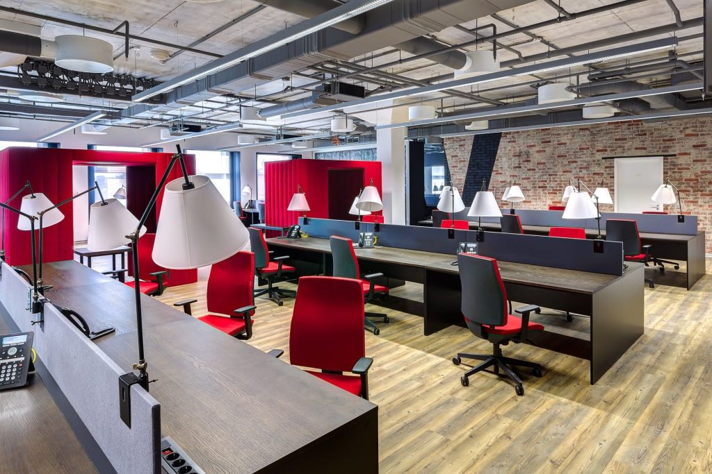 Bureau moderne avec sièges rouges