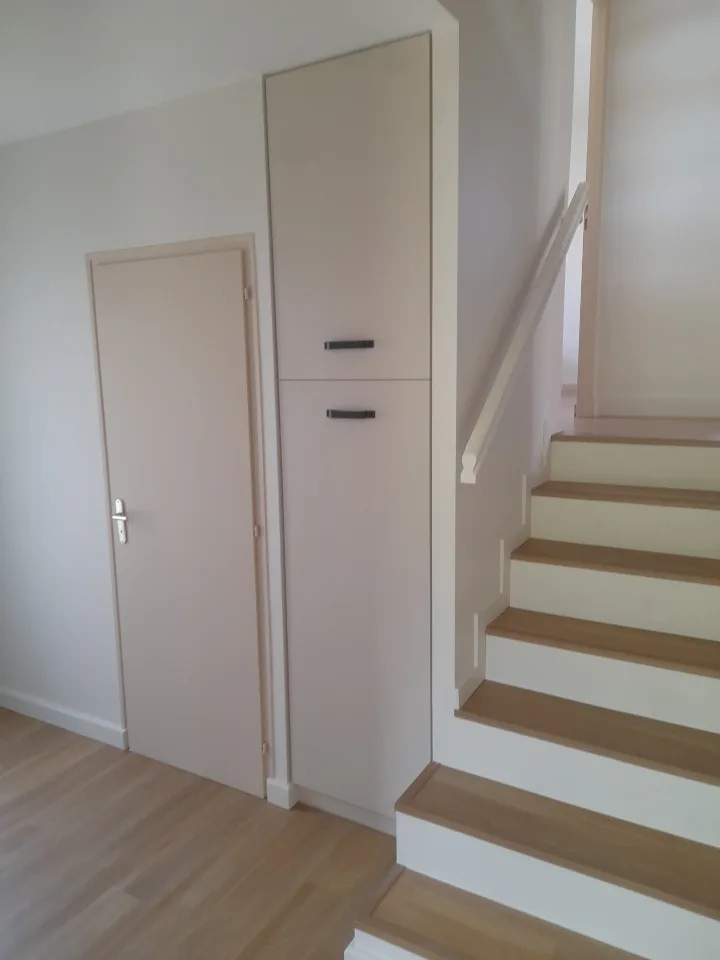 Escalier rénové avec marches en bois, contremarches blanches et placard intégré