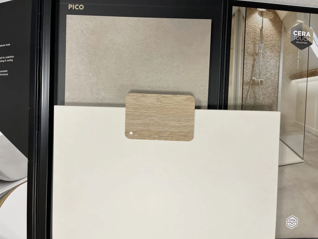 Association d’échantillons de carrelage clair et de finition bois pour la rénovation