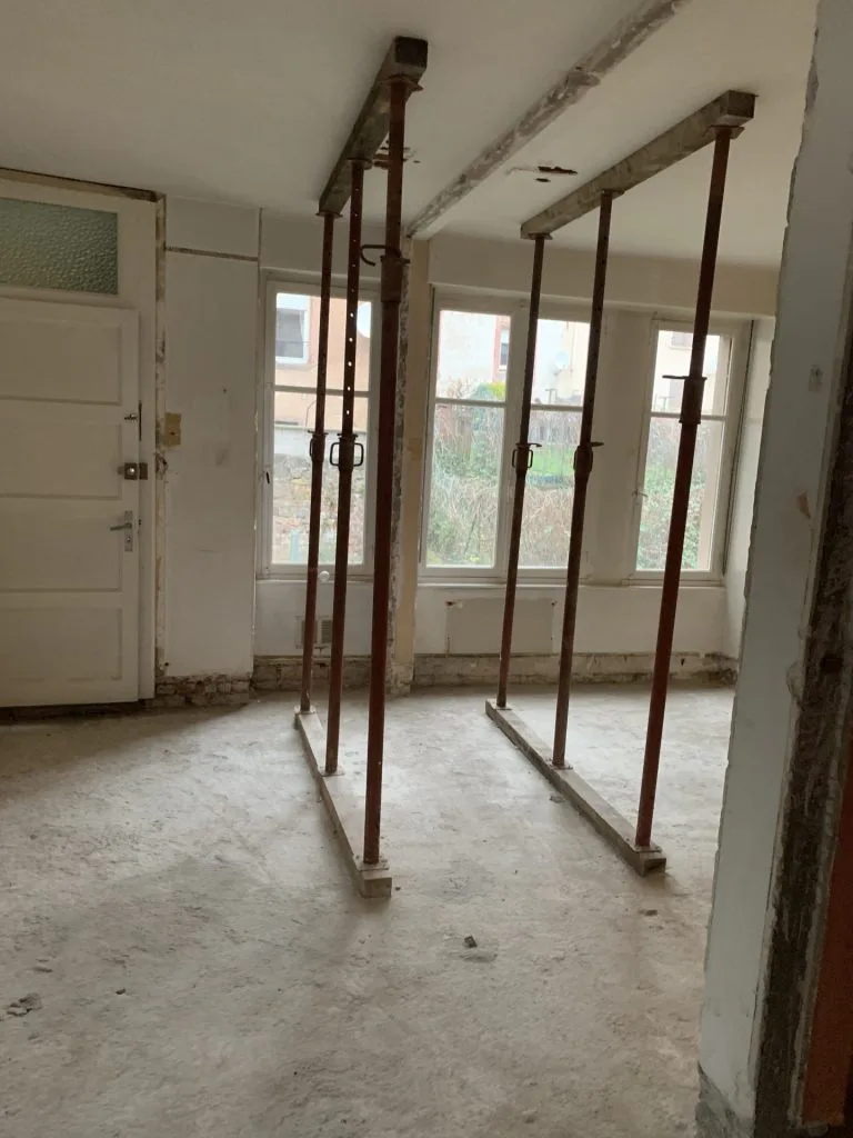 Pièce étayée pendant les travaux d’ouverture, avec plafond en cours de reprise