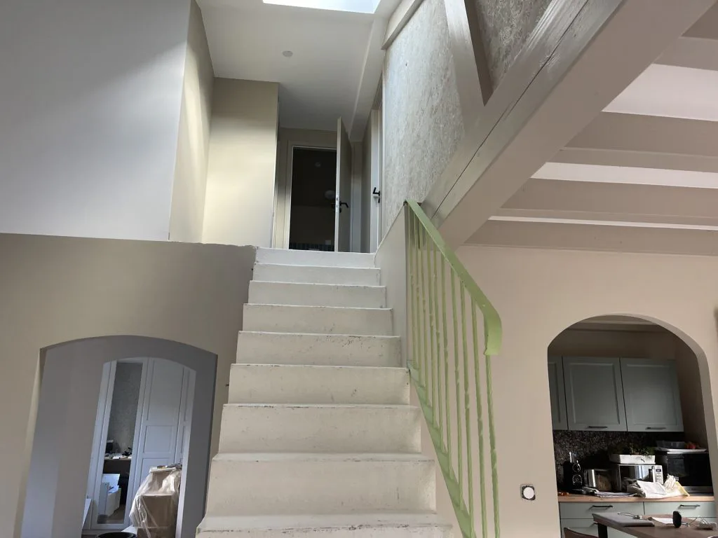 Escalier décapé et garde-corps vert avant la pose des nouvelles finitions