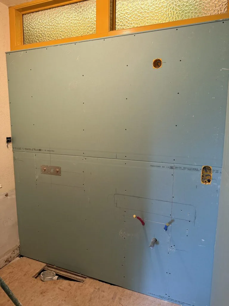 Cloison en plaques de plâtre hydrofuges pendant la création d’une salle d’eau