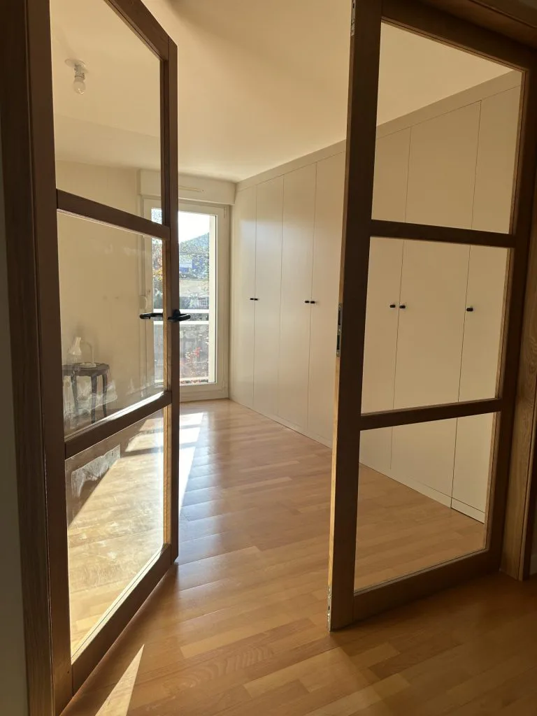 Portes vitrées à ossature bois donnant sur les rangements intégrés
