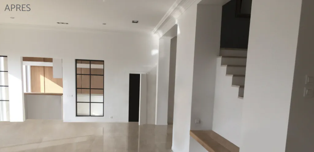Vue après rénovation des volumes ouverts, des marches et de la verrière