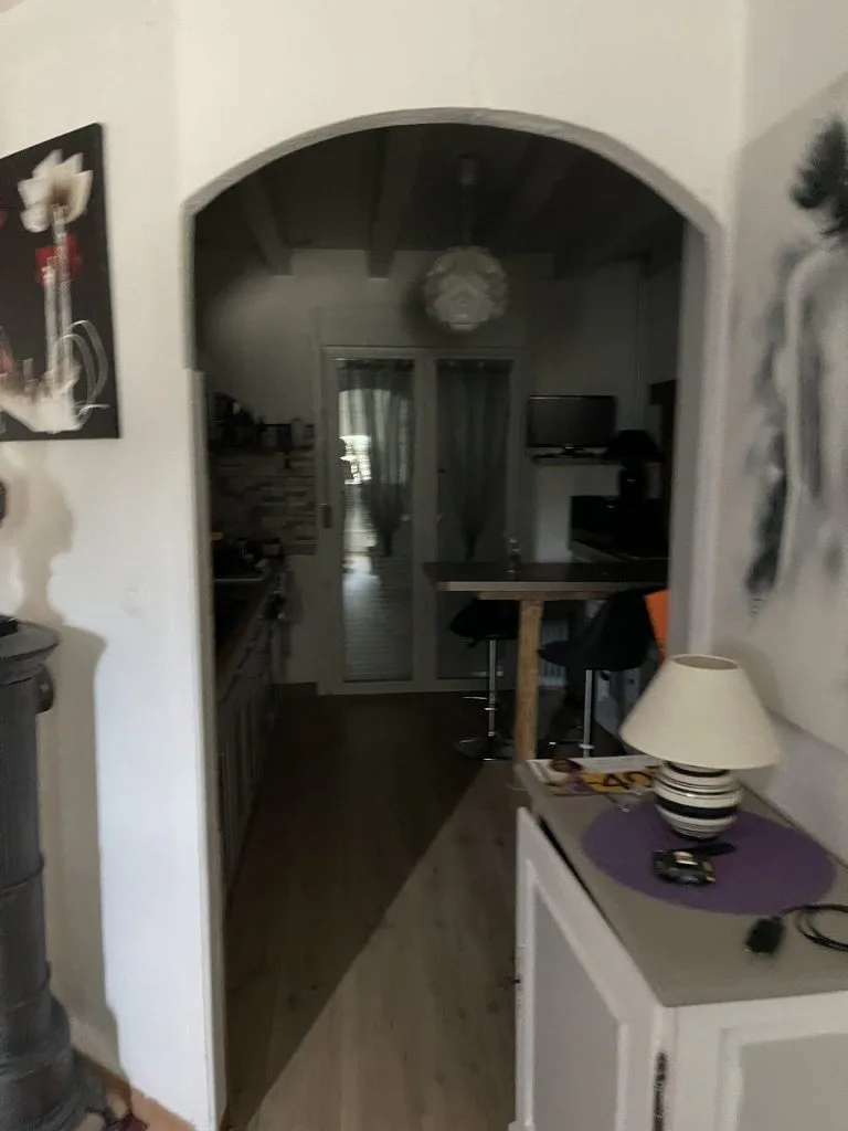 Ancien couloir avec ouverture arrondie vers la cuisine et buffet blanc