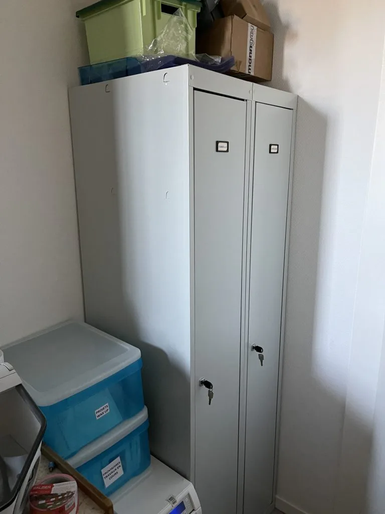 Ancien vestiaire métallique gris dans une petite pièce du cabinet