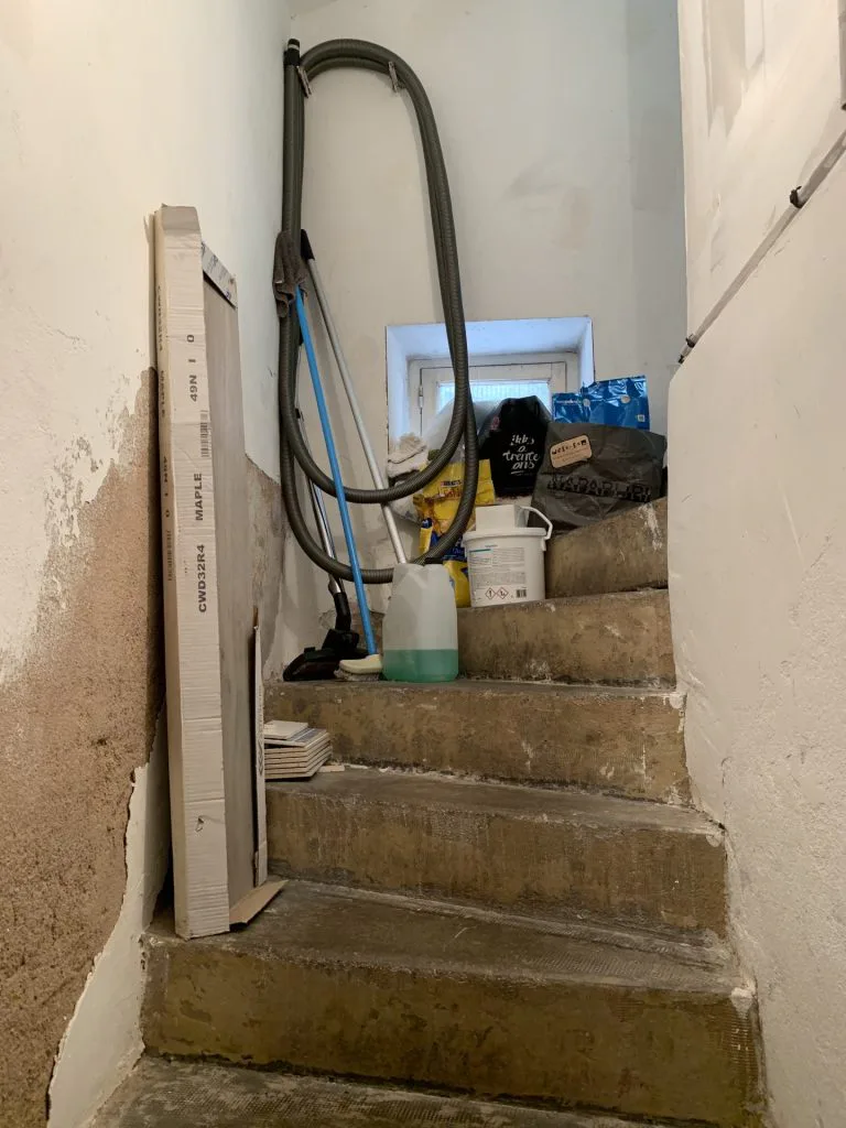 Escalier d’accès avant travaux avec marches brutes et matériel de chantier