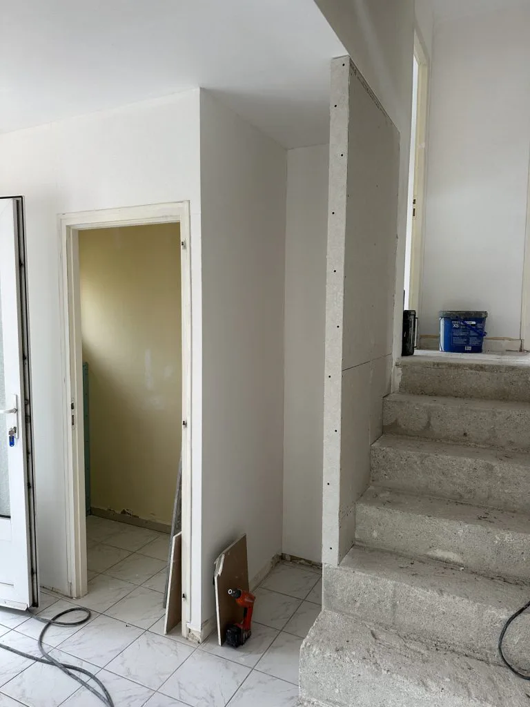 Escalier et cloisons pendant les travaux, avant la pose des finitions