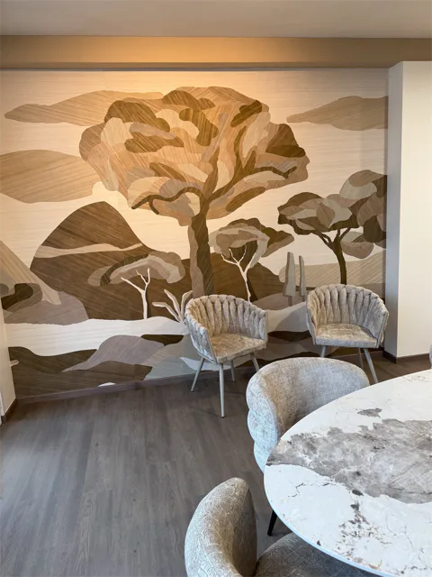 Fauteuils devant un papier peint panoramique végétal dans le showroom