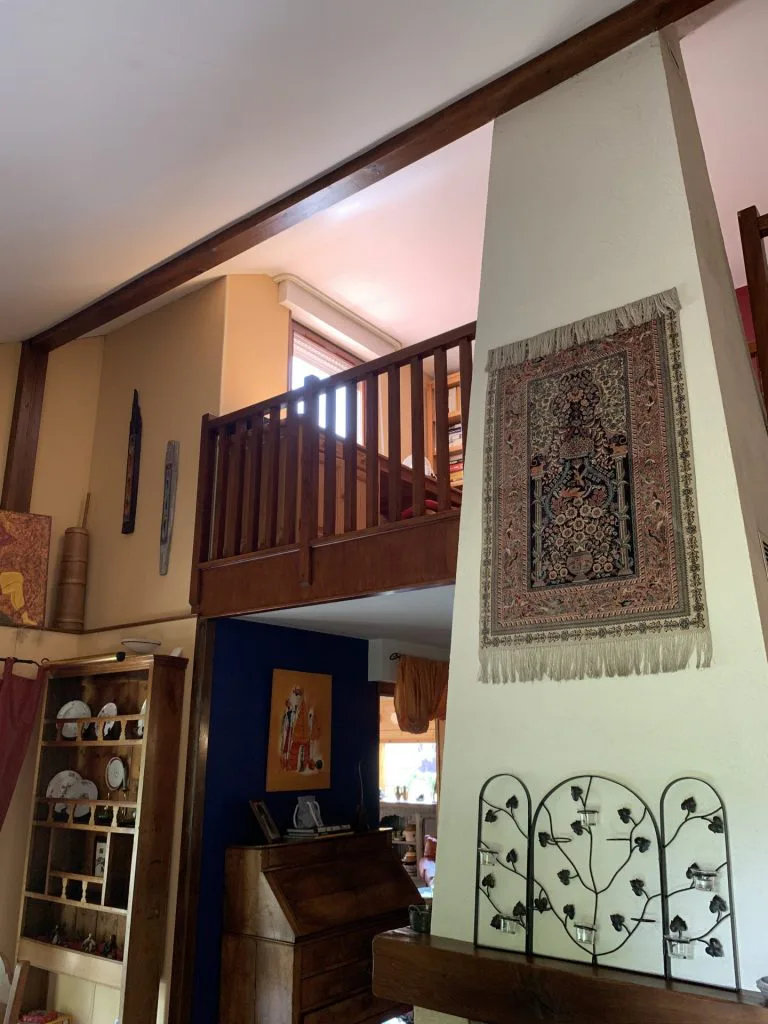Vue de la mezzanine et de la cheminée avant rénovation