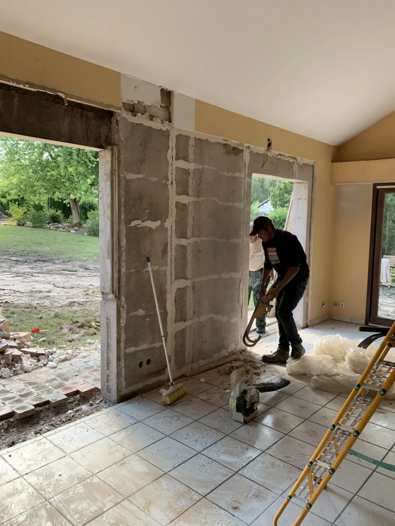 Création d’une grande ouverture sur le jardin pendant les travaux