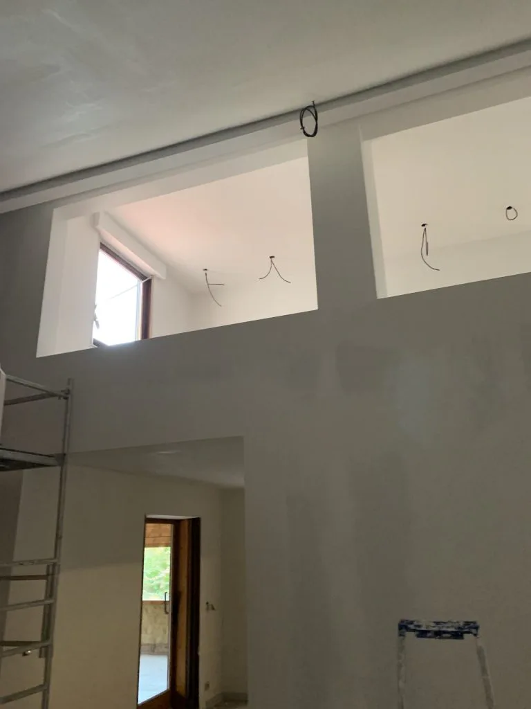 Cloison et ouvertures vitrées hautes pendant les travaux de rénovation