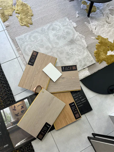 Échantillons de bois et de revêtements associés à un tapis aux tons naturels
