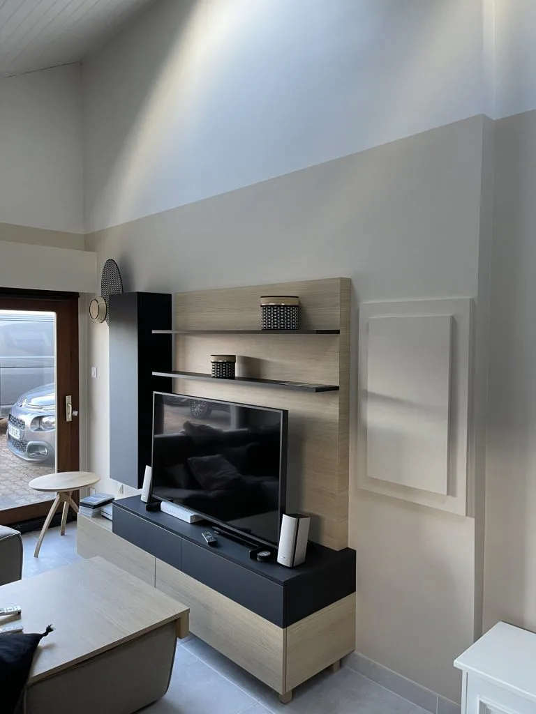 Meuble télévision sur mesure avec étagères et portes beige et noir
